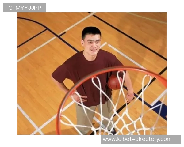 姚明展现帅气投篮技巧引发全场欢呼篮球迷热议他的精彩表现